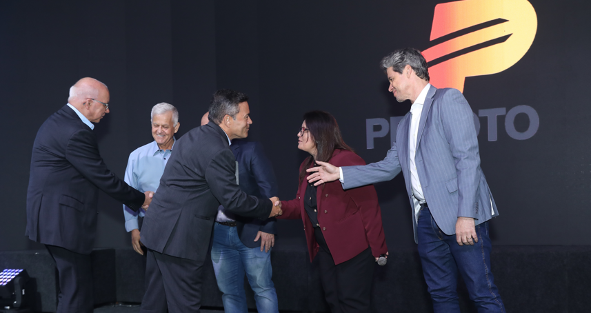 Família e lideranças do Grupo Peixoto no palco do Top of Mind Uberlândia