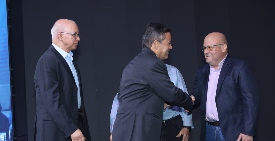 Entrega da homenagem “Empresas Feitas para Durar” no Top of Mind Uberlândia