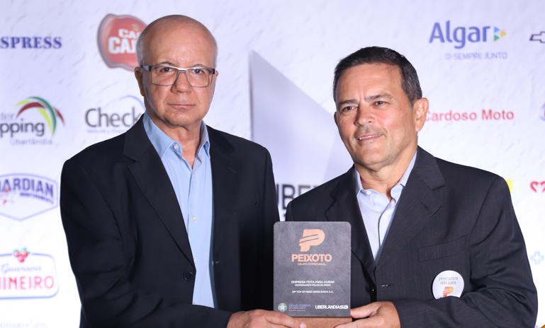Troféu “Empresas Feitas para Durar” recebido pelo Grupo Peixoto
